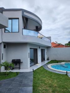 een afbeelding van een huis met een zwembad bij Villa Amani in Somone