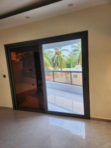 een kamer met een groot raam met uitzicht op het strand bij Villa Amani in Somone +4 foto's