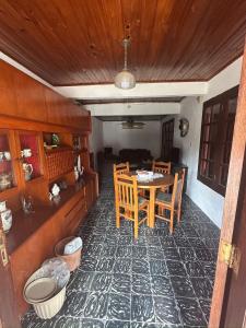 una stanza con un tavolo, sedie e un divano di Lo de Nancy a La Paloma Altre 11 foto