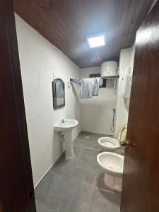 un bagno con due WC e un lavandino di Lo de Nancy a La Paloma