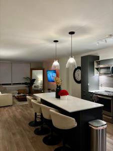 a kitchen with a table and chairs in a room at SuCasa in Arlington