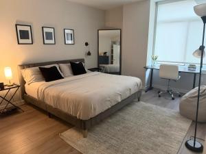 a bedroom with a bed with a desk and a mirror at SuCasa in Arlington