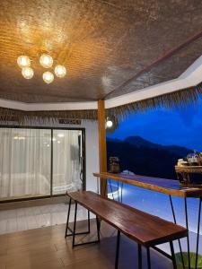 een kamer met een houten tafel en een raam bij The heaven villa in Ban Mae Ta Man