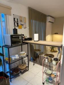 una cucina con bancone e tavolo con cibo di Duplex Vistas, Resistencia Chaco a Resistencia