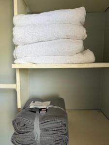 ein Stapel Handtücher auf einem Regal in der Unterkunft Casa Serena in Hermosillo