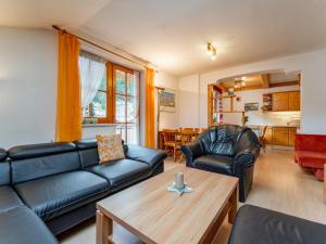 een woonkamer met een bank en een tafel bij Fintinn in Hüttschlag