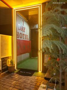ein Gebäude mit einem Schild, auf dem „Tageshotel“ steht in der Unterkunft HOTEL 7DAYS DAkHLA in Ad-Dakhla