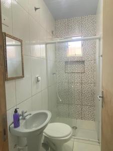 een badkamer met een toilet, een wastafel en een douche bij Casa a 3km da PRAIA Central in Guaratuba +13 foto's