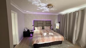 Ένα ή περισσότερα κρεβάτια σε δωμάτιο στο Heated toilet seat - Air Conditioning- Hot Tub Spa - Dryer - Electrical BBQ Grill - Pool - Arcade Games at Golden Swan Holiday House +76 φωτογραφίες