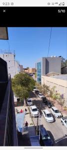 une vue aérienne d'un parking avec des voitures garées dans l'établissement Departamento centrico, à Termas de Río Hondo