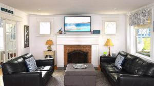 un soggiorno con mobili in pelle nera e camino di Cape May Classic a Cape May