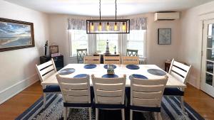 una sala da pranzo con tavolo e sedie di Cape May Classic a Cape May