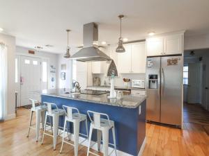 een keuken met een blauw eiland met barkrukken bij Summer Escape In Loveladies Prime Long Beach Island Location in Loveladies