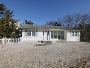 een wit huis met een wit hek en een tuin bij Summer Escape In Loveladies Prime Long Beach Island Location in Loveladies