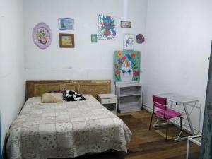 een slaapkamer met een bed, een tafel en een bureau bij Don POncho in Valparaíso