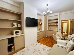 Et tv og/eller underholdning på Window to the Christmas market