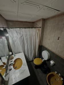 a bathroom with two sinks and a toilet at Departamento Mi Casa in La Porteña