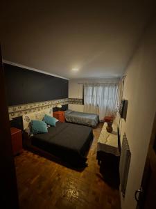 a bedroom with two beds and a television in it at Departamento Mi Casa in La Porteña