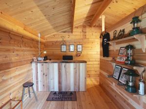 eine Bar in einem Blockhaus mit Holzwänden in der Unterkunft Beverly Glamping - Vacation STAY 89349v in Kakegawa