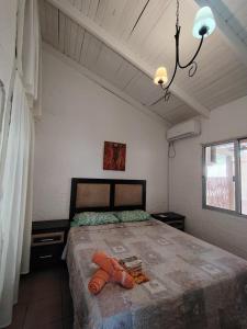 una camera da letto con un letto grande in una stanza di Chula - Posada a Punta del Este