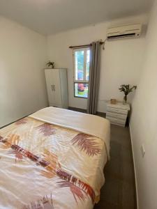 una camera da letto con un letto in una stanza con una finestra di Alma del Pinal a Garupá