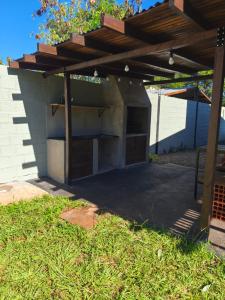 barbecue sotto un pergolato in un cortile di Alma del Pinal a Garupá Altre 2 foto