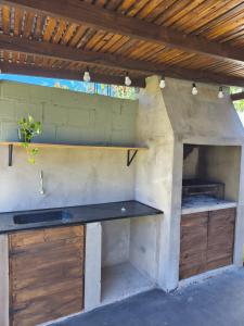 una cucina sotto un tetto con un piano di lavoro di Alma del Pinal a Garupá