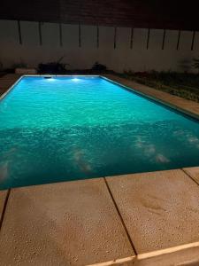 una piscina con acqua blu di notte di Alma del Pinal a Garupá