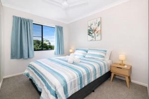 North WardPeaceful on Percy West End Townsville的一间带床和窗户的白色卧室