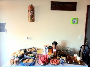 ein Tisch mit vielen verschiedenen Speisen darauf in der Unterkunft Pousada Santana in Ouro Preto