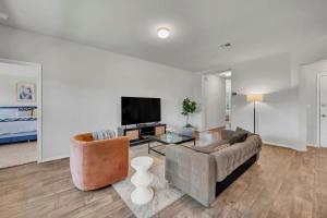 Et tv og/eller underholdning på Marbella Lane - 3BR Pristine Home in Austin TX + 33 billeder