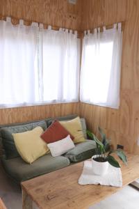 ein Wohnzimmer mit Sofa und Tisch in der Unterkunft La bella tiny in Epuyén