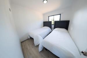 Giường trong phòng chung tại Cabañas Callihue