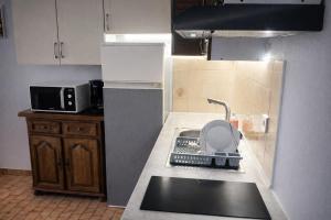 Kuchyň nebo kuchyňský kout v ubytování Appartement Vue mer La Croix Valmer + 2 fotografie