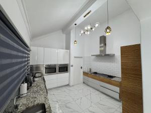 Kuchyň nebo kuchyňský kout v ubytování Bryanston Luxury Secure 4BR Haven