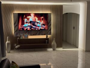 TV a/nebo společenská místnost v ubytování Bryanston Luxury Secure 4BR Haven + 9 fotografií