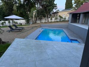 Bazén v ubytování Bryanston Luxury Secure 4BR Haven nebo v jeho okolí