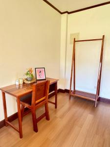 una camera con tavolo in legno e specchio di Surf House Palawan a San Vicente