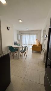 eine Küche und ein Wohnzimmer mit Tisch und Stühlen in der Unterkunft Costanera Sur Departamento in Río Gallegos