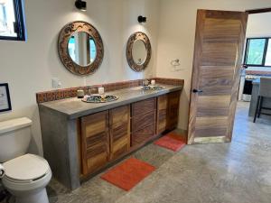 Et badeværelse på Tranquil house with AC in El Sargento - Perfect getaway spot