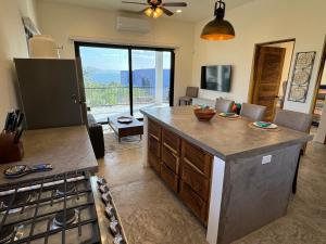 Køkken eller tekøkken på Tranquil house with AC in El Sargento - Perfect getaway spot