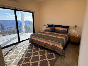 En eller flere senge i et værelse på Tranquil house with AC in El Sargento - Perfect getaway spot