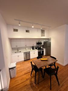 Køkken eller tekøkken på 016- Spacious&Comfortable 2B2B 20 Min to NYC