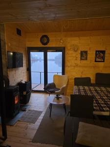 TV/trung tâm giải trí tại Vikendica Kendjija, Splav Cunamiii