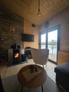 TV/trung tâm giải trí tại Vikendica Kendjija, Splav Cunamiii