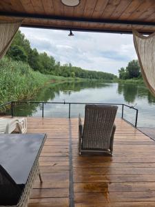 Tầm nhìn suối chảy gần thuyền