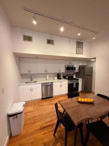 Køkken eller tekøkken på 016- Spacious&Comfortable 2B2B 20 Min to NYC + 7 billeder