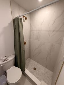 Et badeværelse på 016- Spacious&Comfortable 2B2B 20 Min to NYC