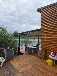 Tầm nhìn suối chảy gần thuyền