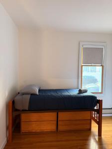 En eller flere senge i et værelse på 016- Spacious&Comfortable 2B2B 20 Min to NYC